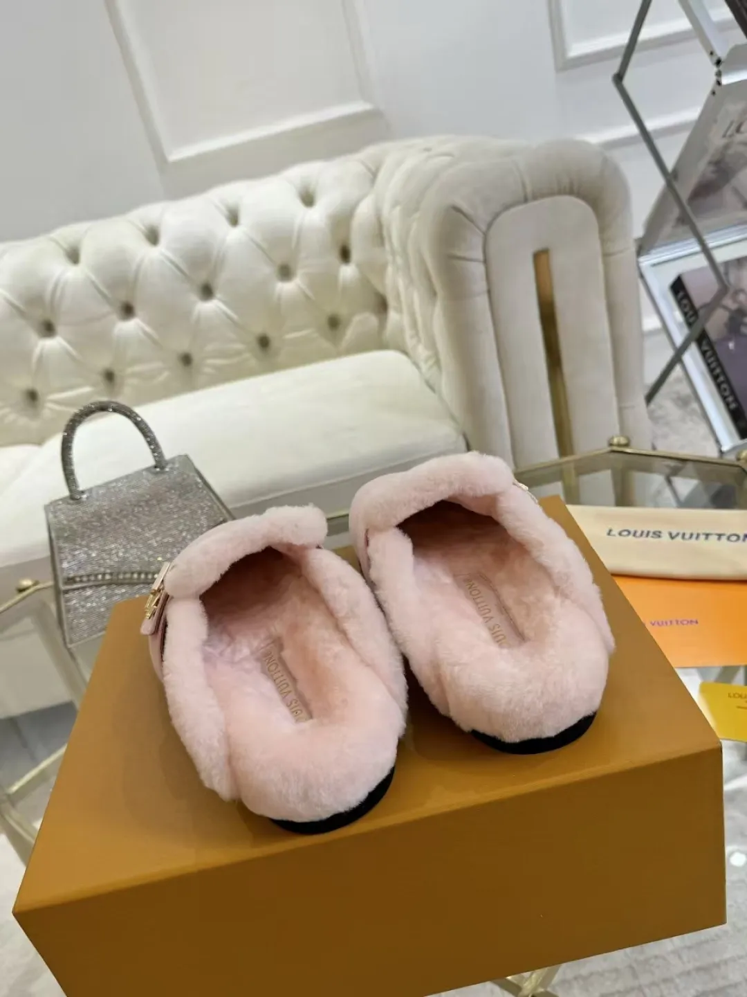 p600✨ LV Couple’s Wool Slippers｜Full of high-end feel, the soles of your feet are luxurious✨ We have achieved the ultimate restoration of the "higher version" of this pair of LV classic toe-toe slippers! 👫💫 🌟 The core advantages are clear at a glance: ✔️ Original jacquard + cowhide fabric, delicate texture, high-end at first glance; ✔️ 280% pure wool lining, wearing barefoot is like stepping on clouds ☁️, soft and skin-friendly and not sweaty; ✔️ Non-slip rubber bottom + three-dimensional toe design, super stable for walking, fashionable and practical!  👀 Must-have attention to detail: Belt buckle + classic LV presbyopic elements, revealing the aura of a big-name brand in a low-key manner ~ Whether it is a couple dating or a trip with besties, both of them are the focus when they go out👟💖 ✨ Easily match the wardrobe: jeans + sweaters, lazy and casual style ✔️ Coat + skirt, refined and elegant ✔️ One pair of shoes can handle a variety of styles, and the sense of luxury is never artificial ~ #LV slippers #couple outfit #High-End Customization #Quality Shoes Recommendation Fabric: Yangjing/classic jacquard fabric Lining: Imported wool lining Sole: Original rubber sole Size: Female 35-41 Male 38-46